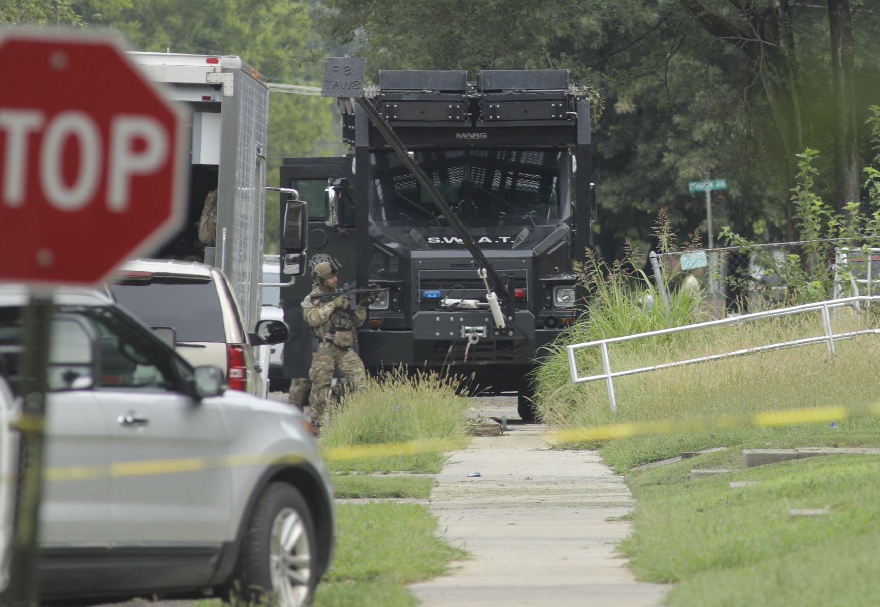 Illinois State Trooper shot while serving a warrant